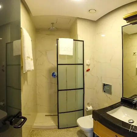 Maroon Tomtom 3* Istambul