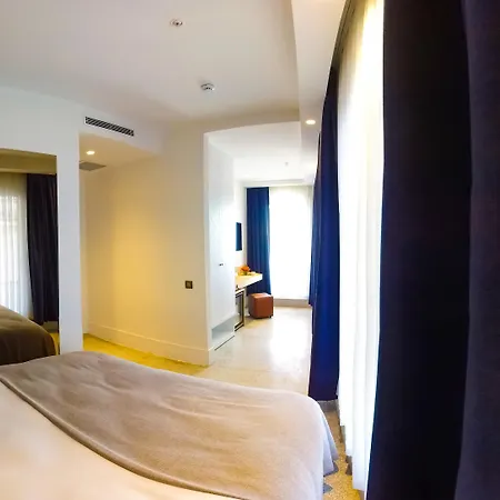 Maroon Tomtom Otel 3*